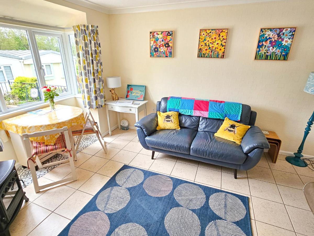 Dart Haven - Cheerful Holiday Bungalow In Galmpton エクステリア 写真